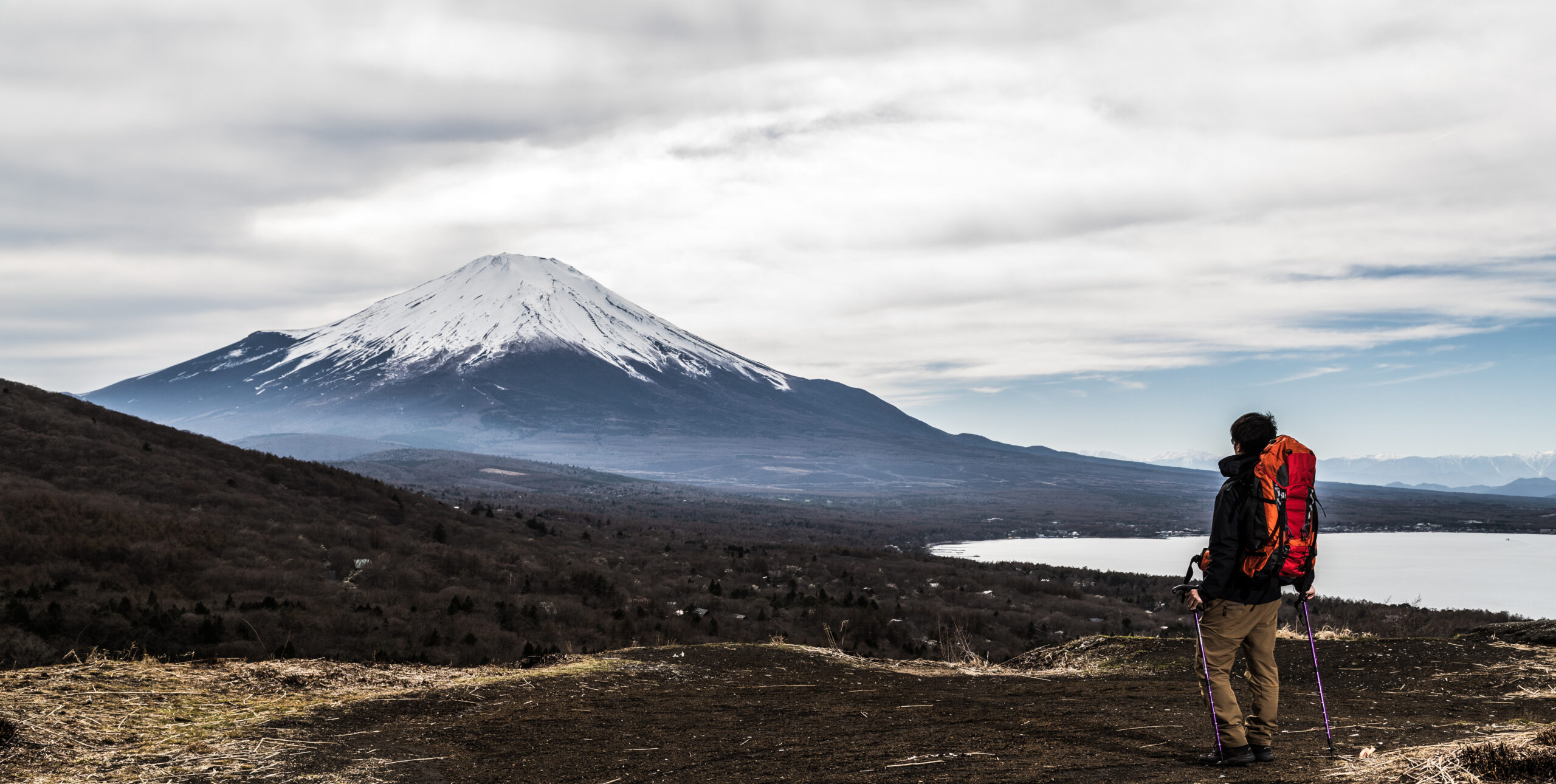 富士山を前に歩く登山者。50代から学び直し、人生を再スタートする姿を表すイメージ