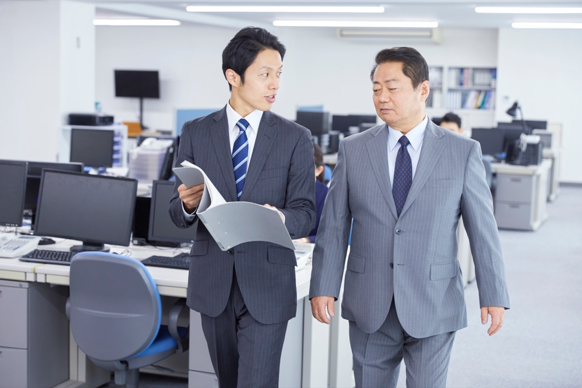嫌われる勇気の要約でいう「対人関係の悩み」。職場で上司と話すビジネスマン