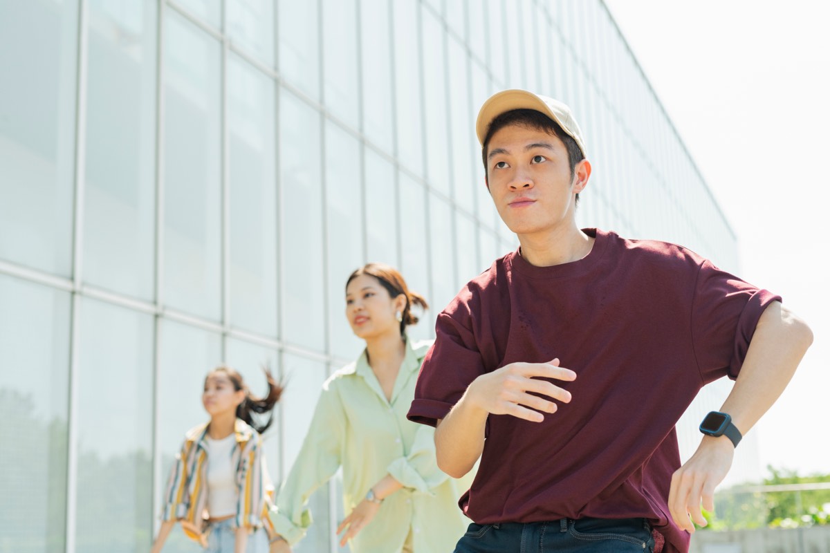 嫌われる勇気の要約でいう「いま、ここ」。仲間とダンスをする男性