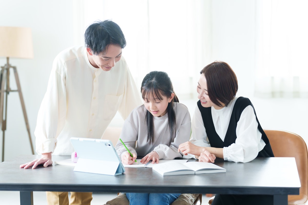 嫌われる勇気の要約でいう課題の分離。勉強する子どもに教える両親