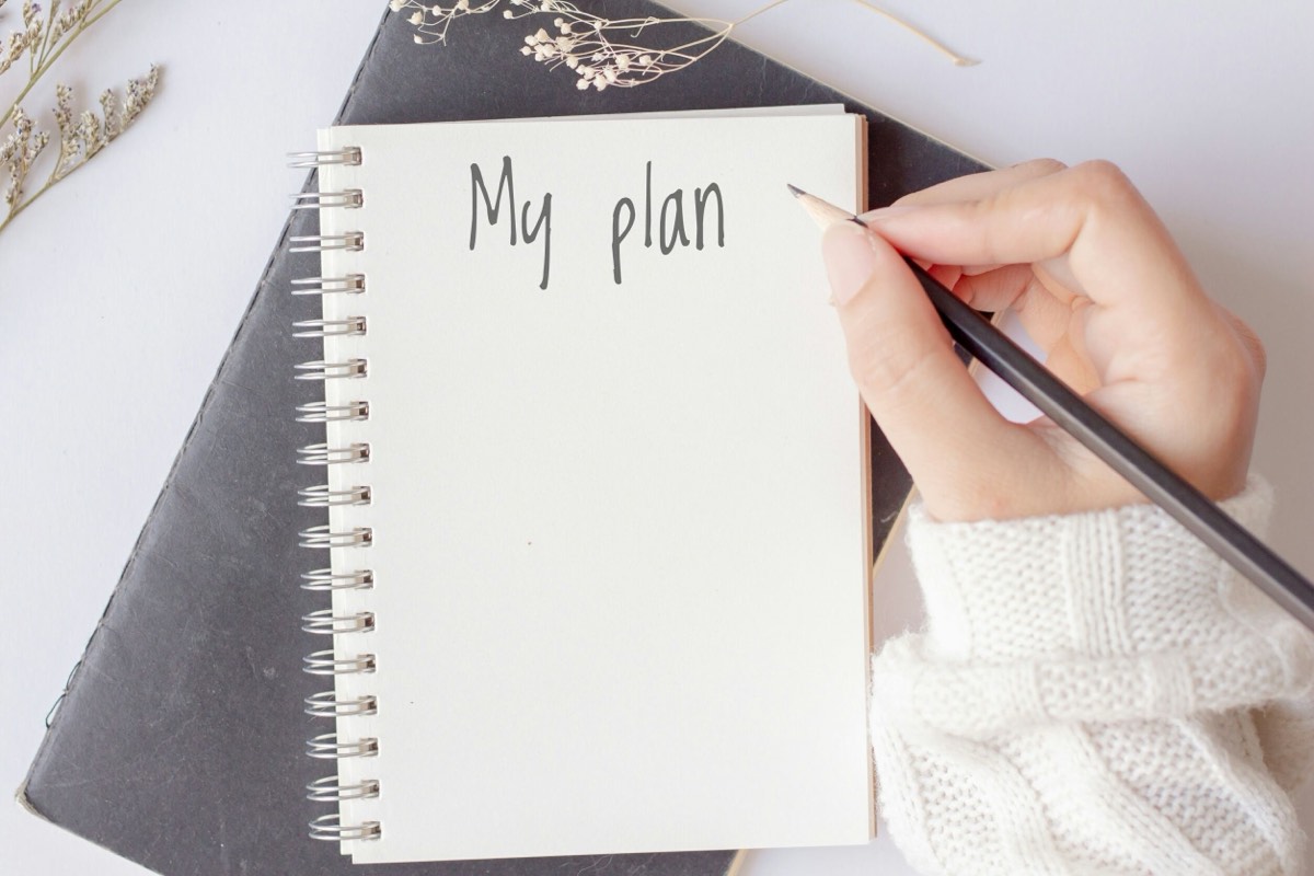 My Planと書かれたノートとペン。先立つ後悔リストを書き出す