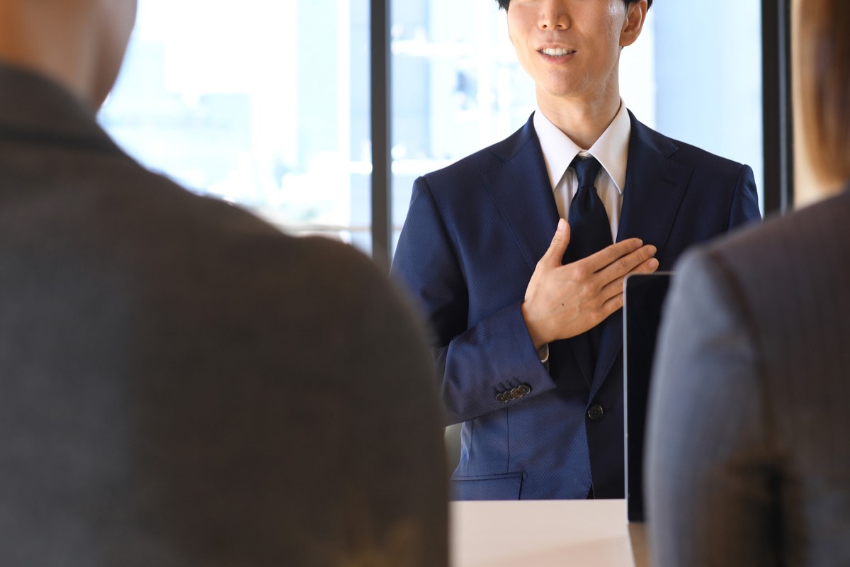 【要約】手紙屋(喜多川泰)|十通の手紙が教える「働く意味」を図解9点で 打ち合わせで身振りを交えて説明するビジネスマン。手紙屋の要約における称号の教えのイメージ。