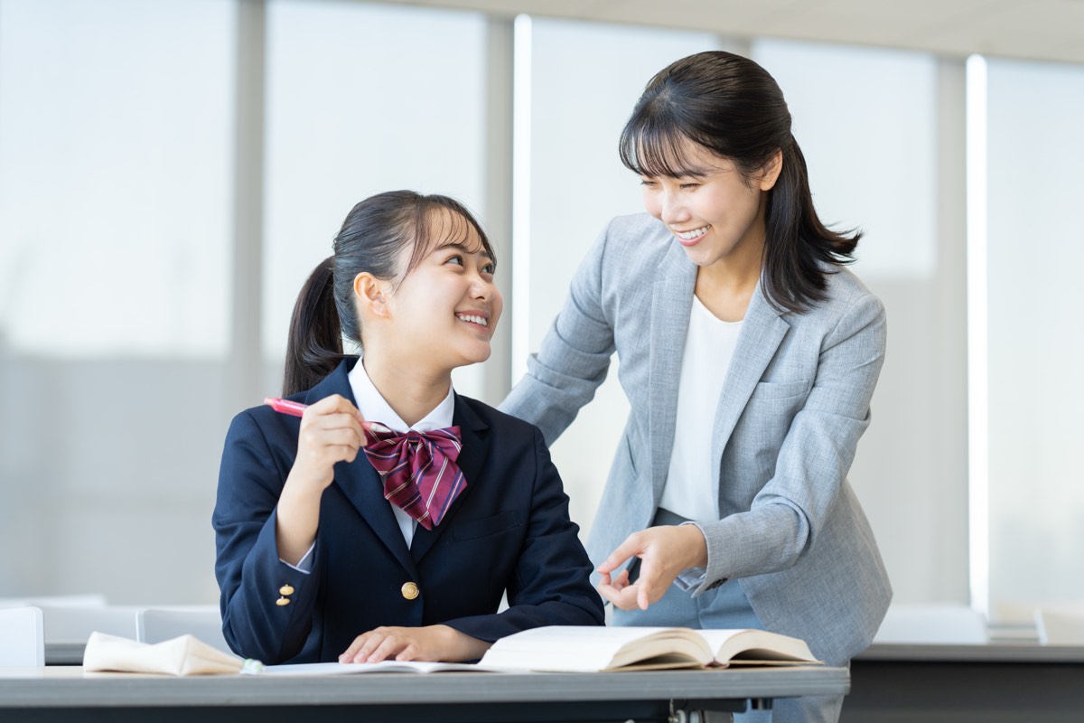 手紙屋 蛍雪篇の要約。塾で講師に教わる制服姿の女子高生