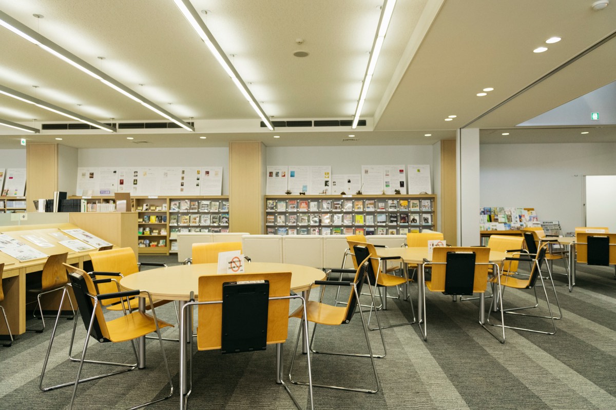 手紙屋 蛍雪篇の要約。静かな図書館の風景