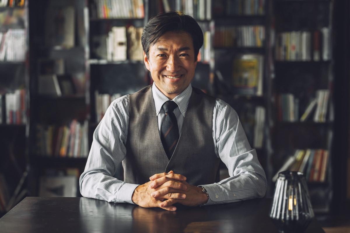 手紙屋 蛍雪篇の要約。書棚を背にした中年男性