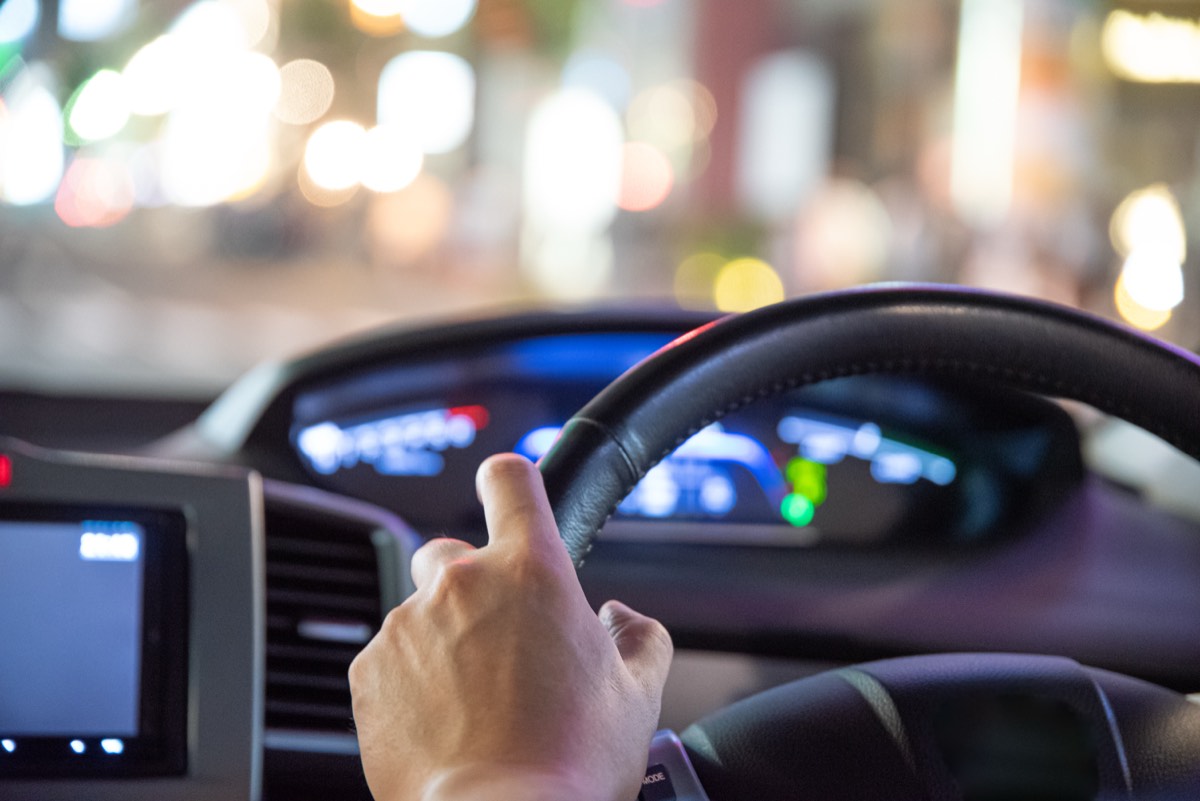 運転者の要約｜夜の街を走るタクシーの運転席から見た景色
