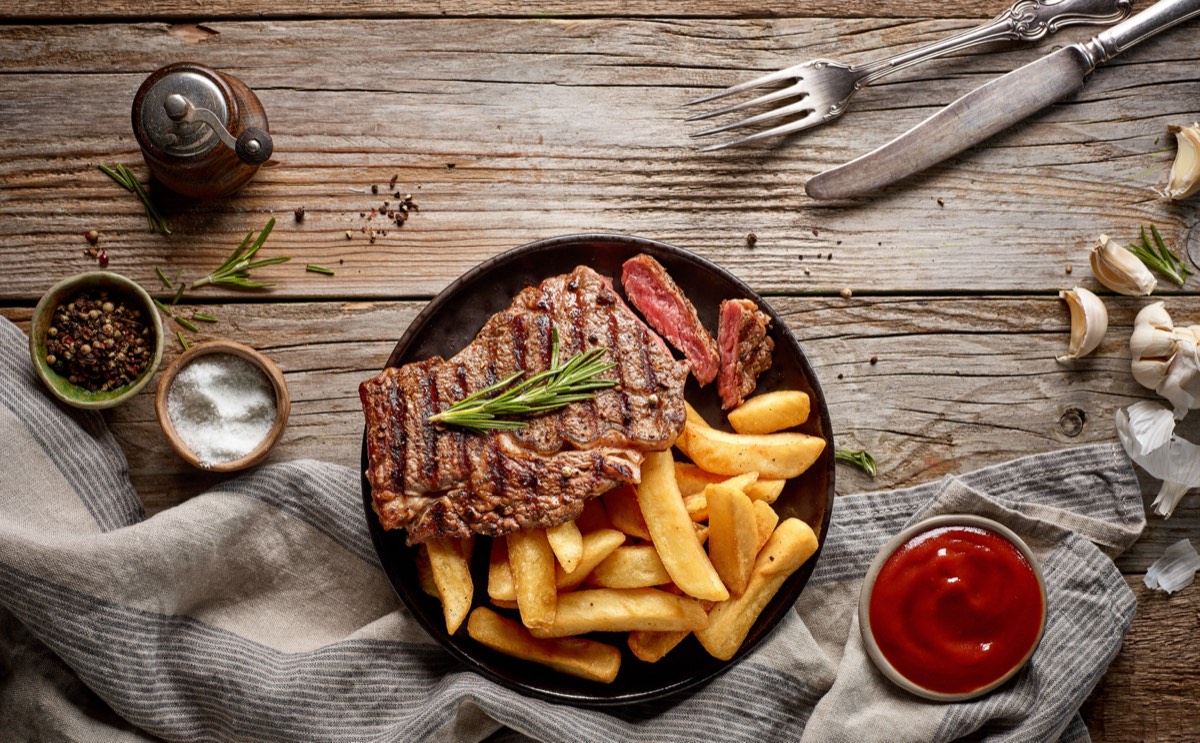 肉料理の皿。1日誰とも話さない日に自分をケアする方法