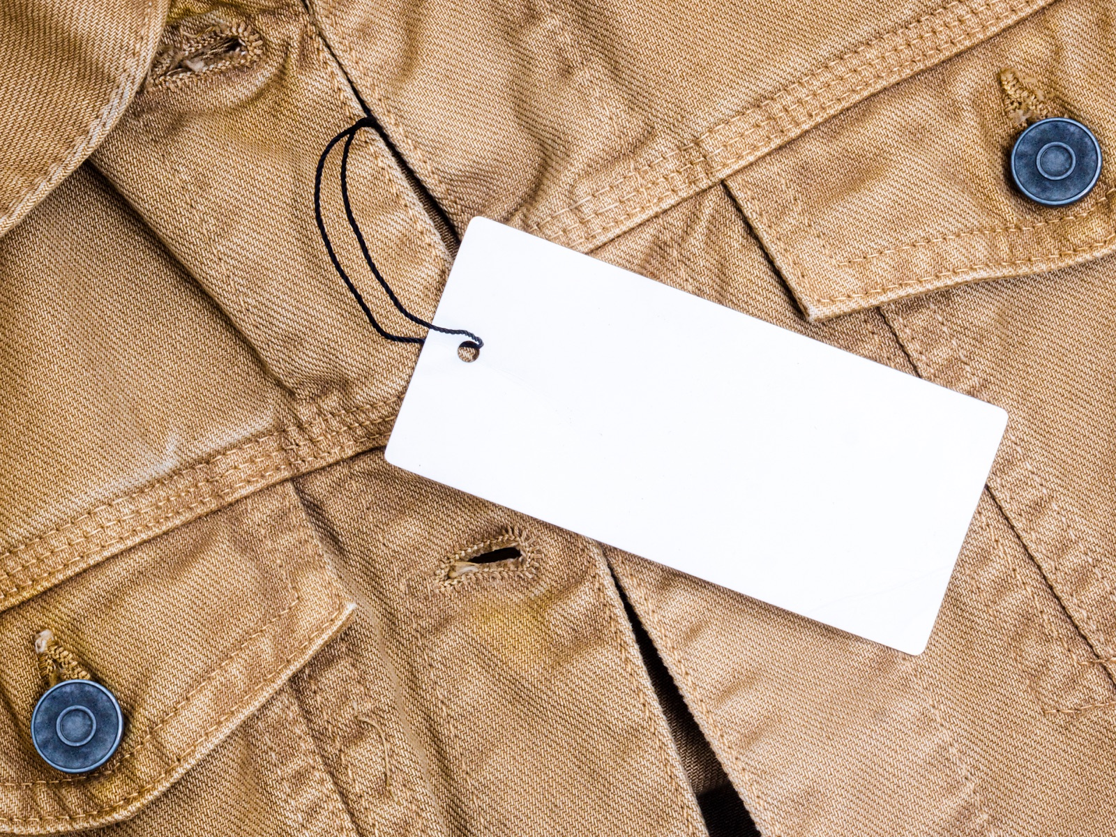 衣服に付いた白い値札。価格と受け取る価値を考えるイメージ