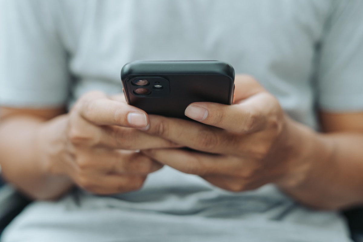 スマートフォンでSNSを見続ける手元。周りと比べて焦るきっかけになりやすい