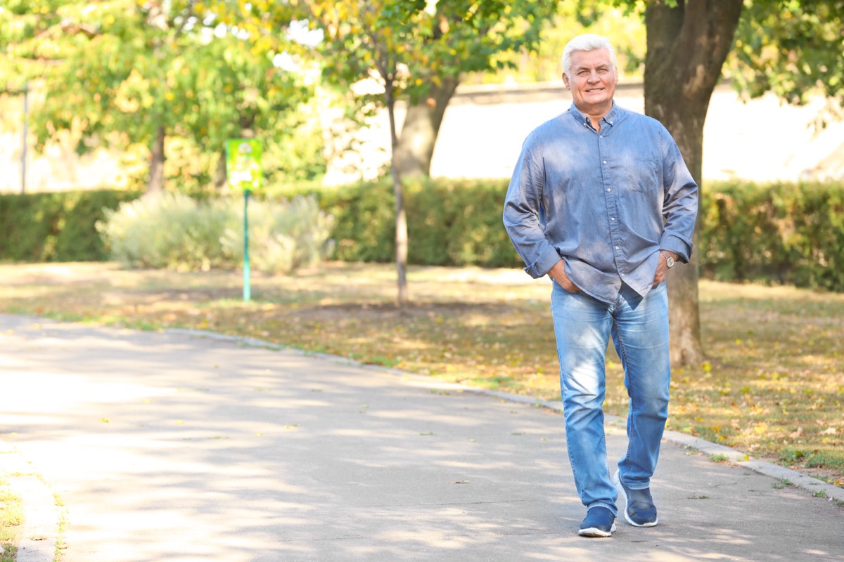 70代を前に公園を歩く男性。80代になるとたいていボケるか死ぬの要約記事の導入イメージ