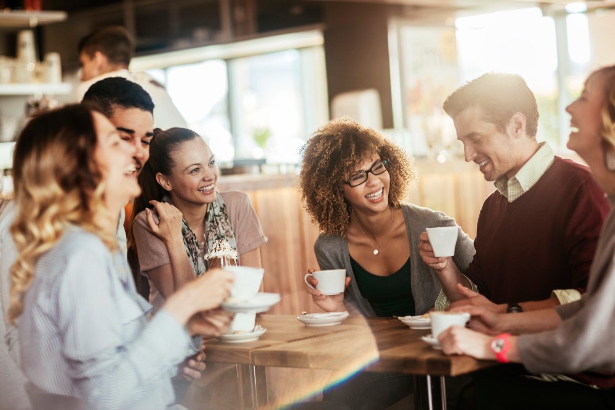 カフェで話す人たち。同世代とだけつるまないという章の実践