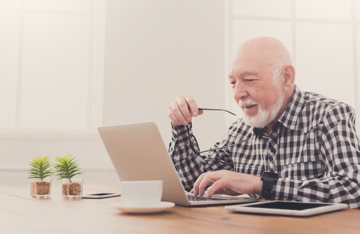 60代からAdobe Expressの使い方を覚える男性