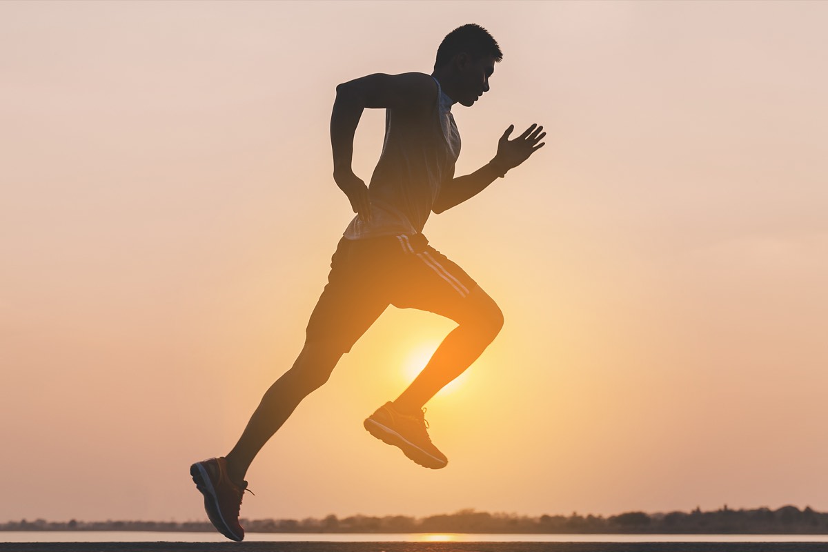 朝の公園を走る男性。降格のあとランニングで発散していた時期のイメージ