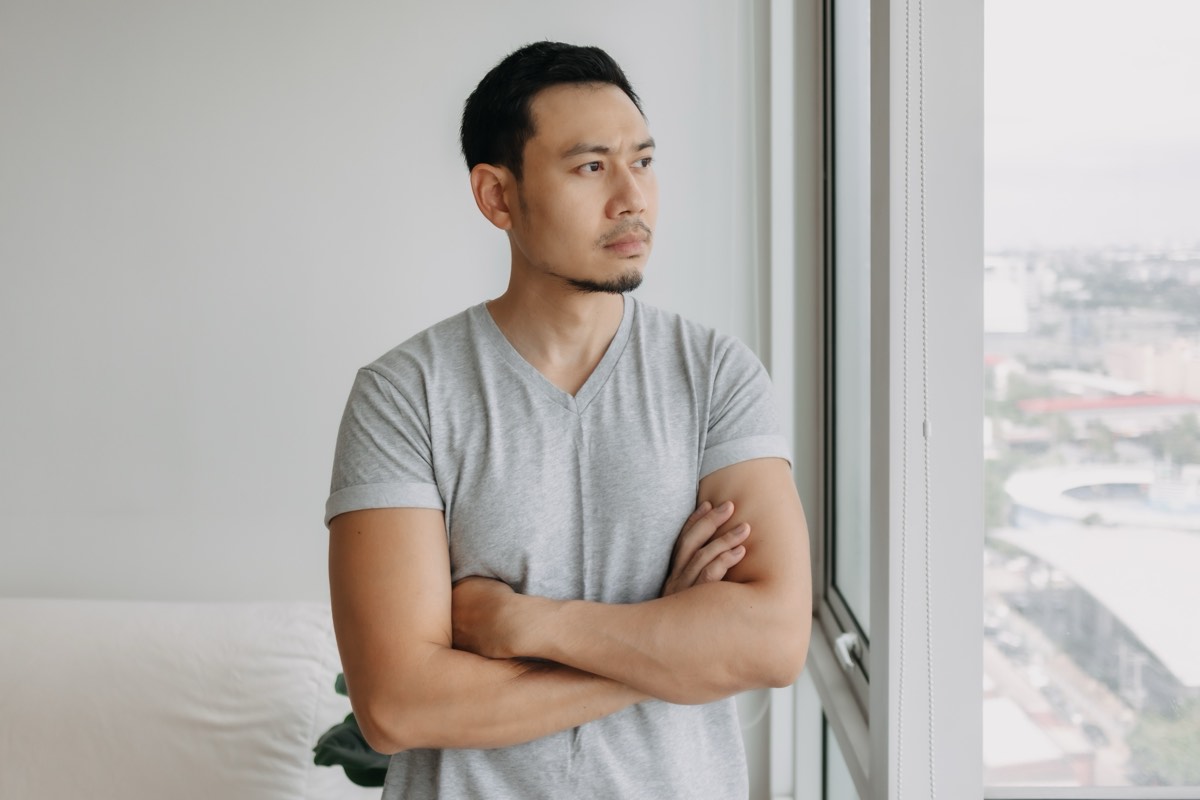 窓にもたれて外を見る男性。あなた次第でこの世界は素晴らしい場所になるの要約で筆者が書類選考に落ち続けた3か月を振り返る場面