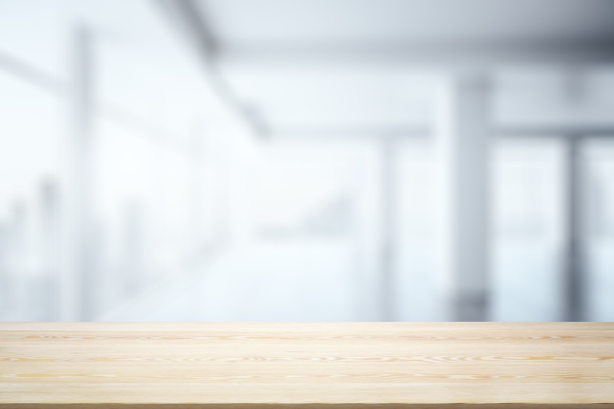 「上司と合わない」がつらい人へ|元管理職がアドラー心理学で整理した、明日やる1つ【図解8点】 大きな窓から光が入る明るいオフィスの机。上司と合わない悩みから一歩進むイメージ