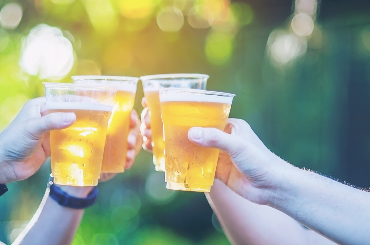 前祝いの法則の要約にある予祝の乾杯。屋外でビールのグラスを掲げて祝う人たち