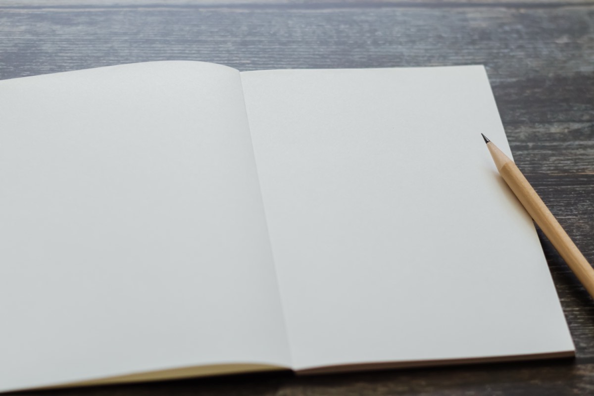 前祝いの法則の要約を読む前に全体像をつかむ。木の机に置かれた白紙のノートと鉛筆