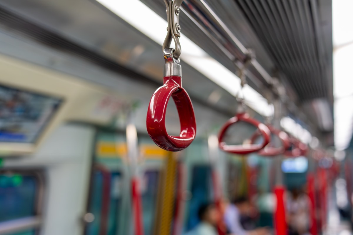 朝の電車のつり革。何が問題なんですかの要約で選んだ短い問いを、通勤の1駅で聴く場面