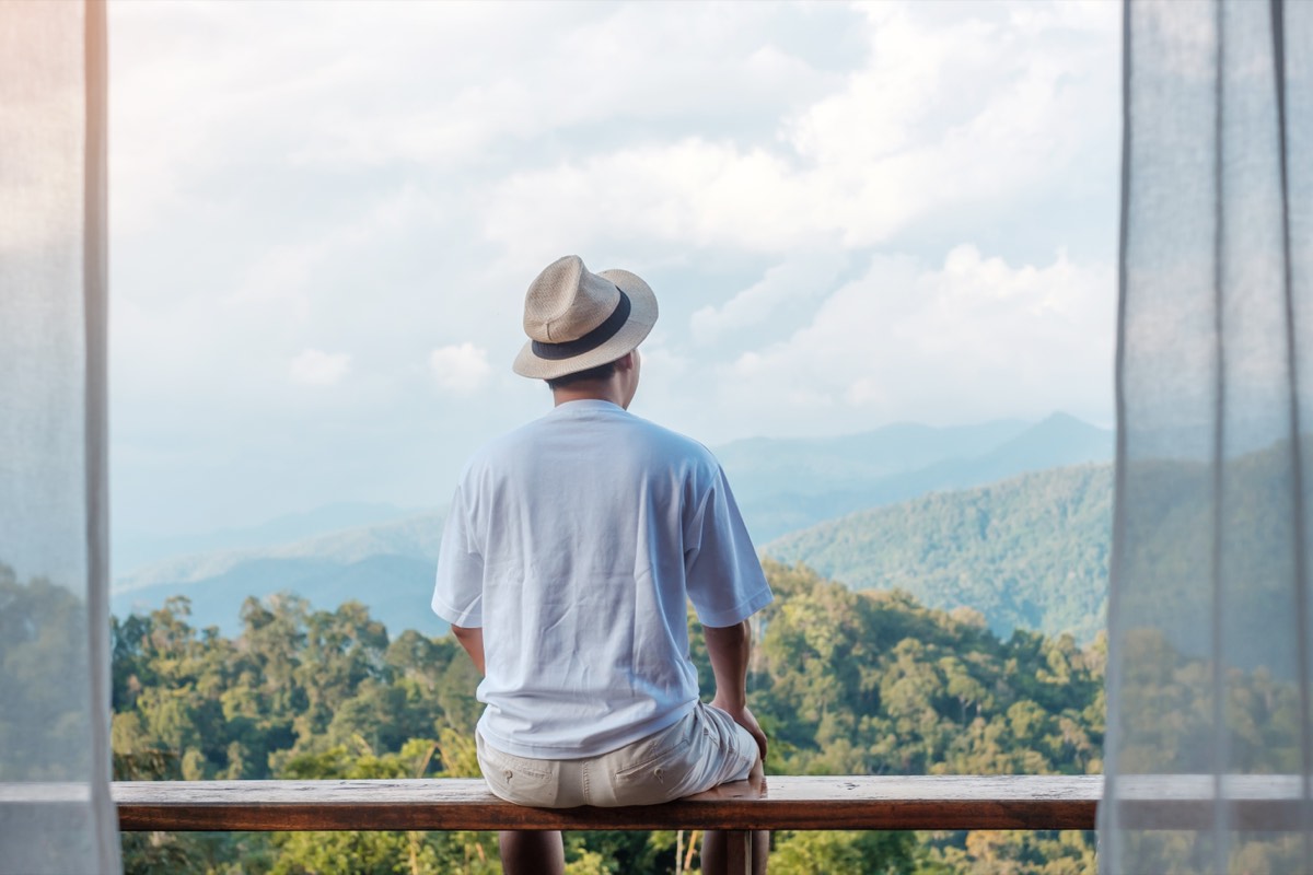 窓辺に座って朝の山を眺める男性。何が問題なんですかの要約の実践で、付け足しを1つ外したあとの場面