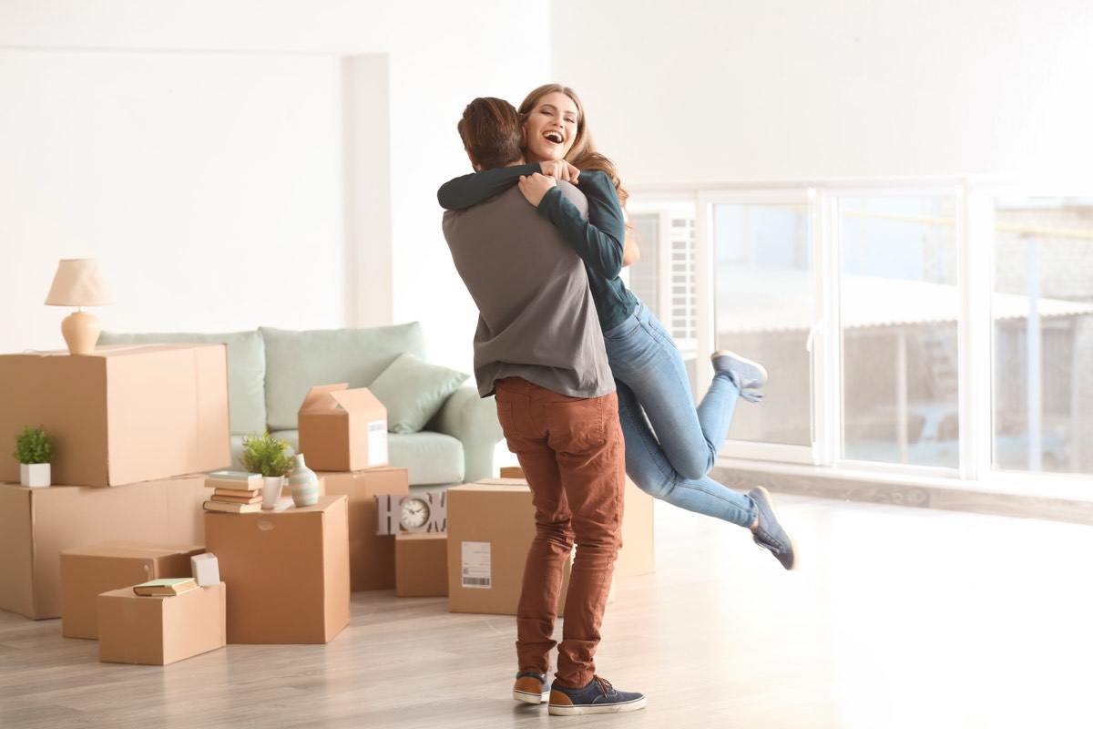 段ボール箱の並ぶ新しい家の部屋で笑う若い夫婦。開運はおうちが8割の要約で家を変えるのは月単位の仕事だと整理する場面