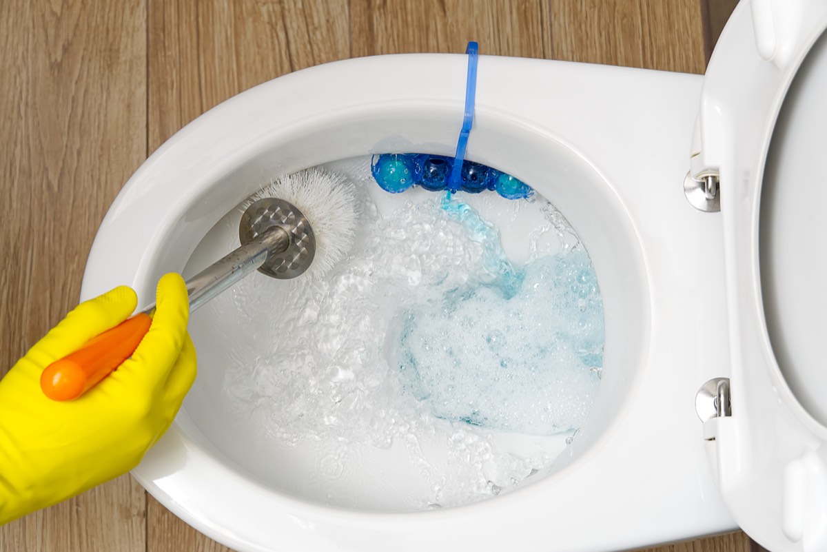 「トイレ掃除で臨時収入」は本当か|1年続けて10万円入った。でも原因は掃除ではなかった【図解8点】 トイレ掃除で臨時収入を検証するため週2回から3回だけ便器を磨く様子