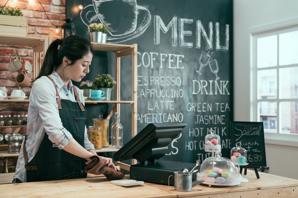 Adobe ExpressとCanvaのコスパを比べる個人事業主