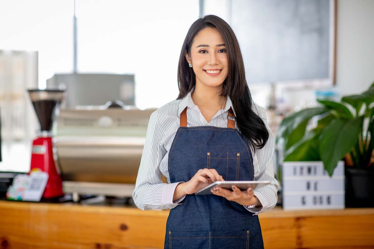 Adobe ExpressとCanvaの比較を考えるカフェの店主