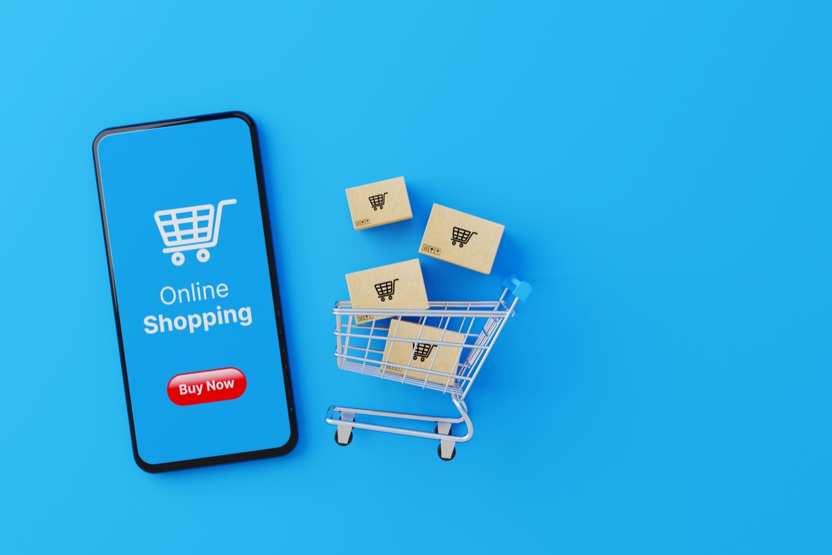 スマートフォンのオンラインショッピング画面と買い物かご