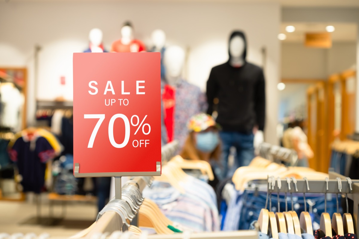 店内の棚に置かれたセールの案内
