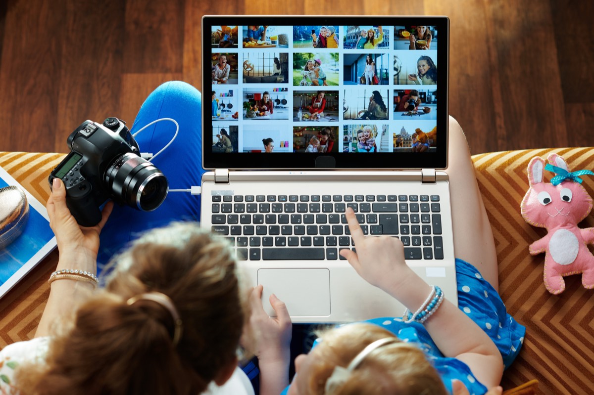 Fireflyの商用利用の前に自分で撮った写真をパソコンで確かめる親子