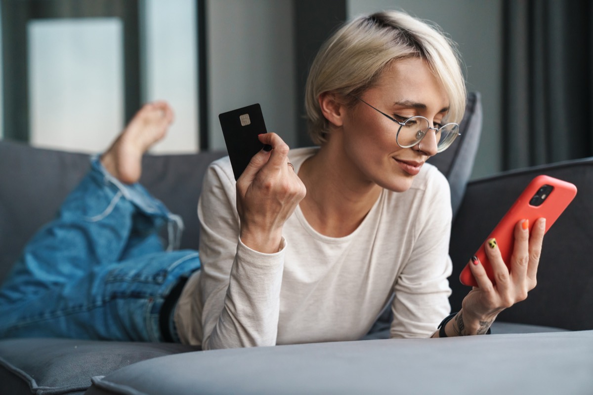スマホで買い物をする女性