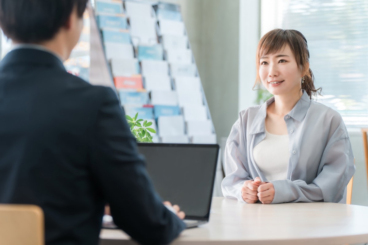 目に見えない価値の伝え方を意識して、相談に来た女性の話を聞く担当者