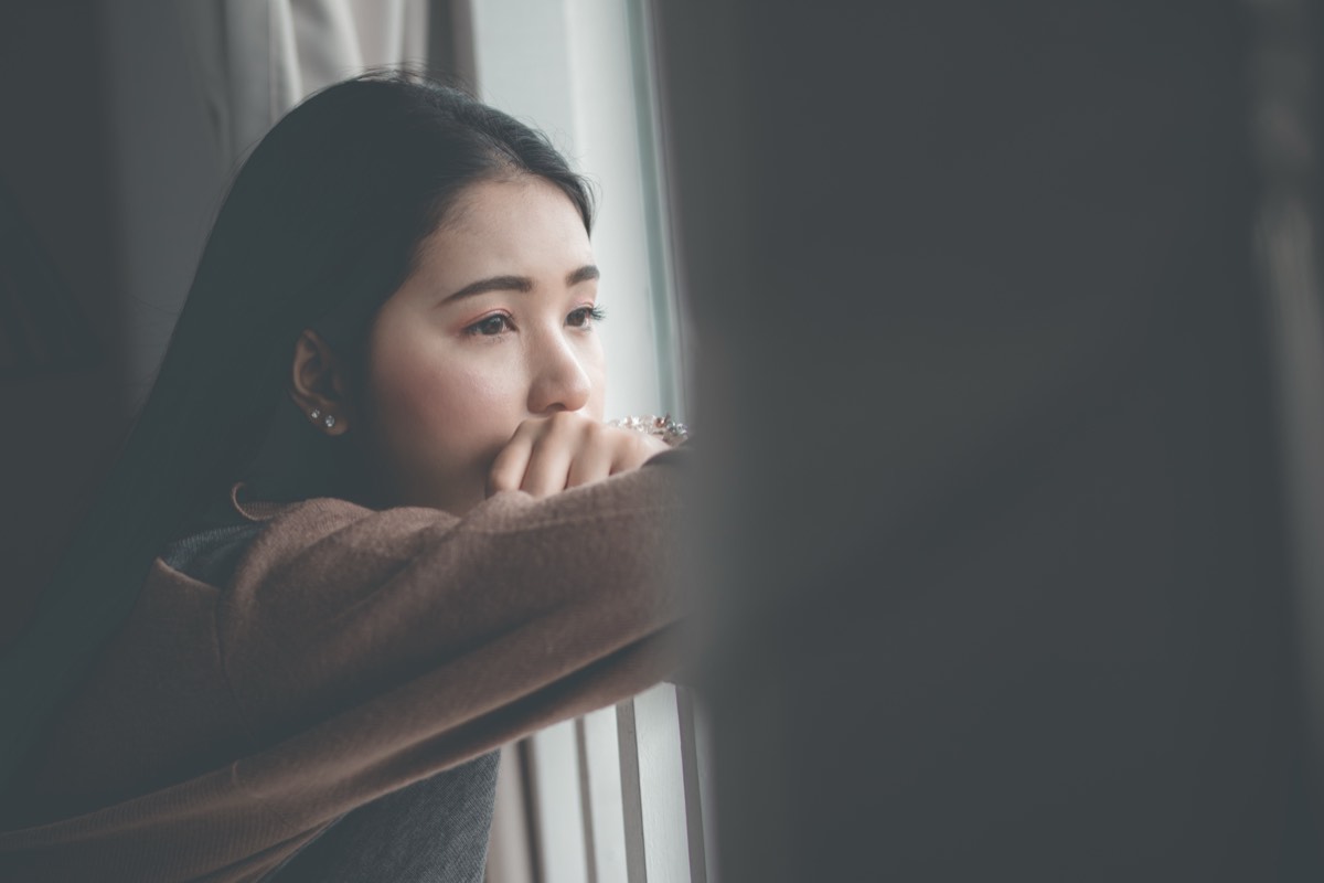 カフネのあらすじのイメージ。窓辺で物思いにふける女性
