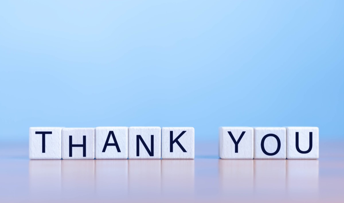 THANK YOUと書かれた木のブロック。支払いと受け取りに感謝するイメージ