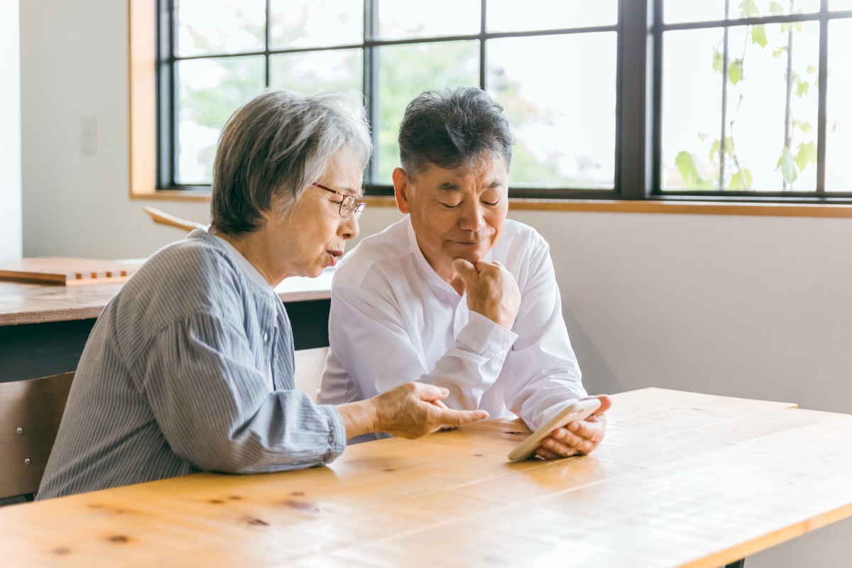 スマホを見て困る高齢の夫婦
