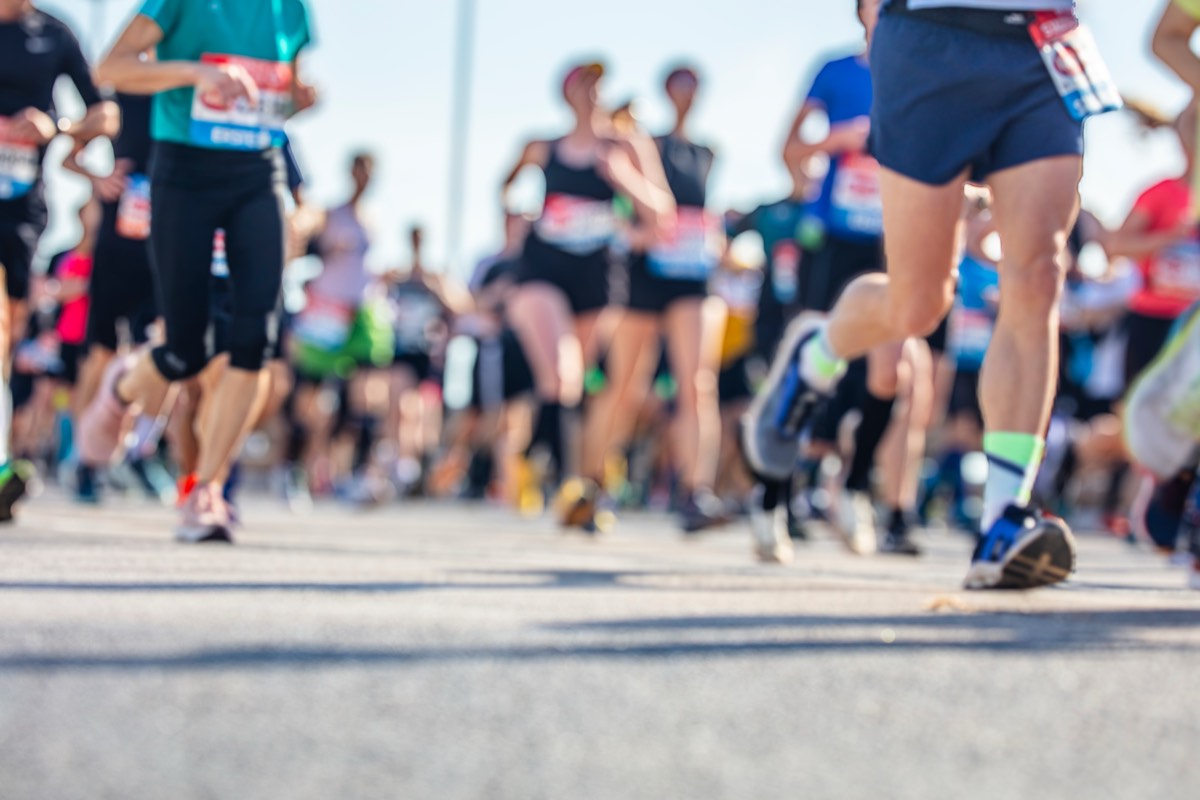 街を走るマラソンランナーたちの足元