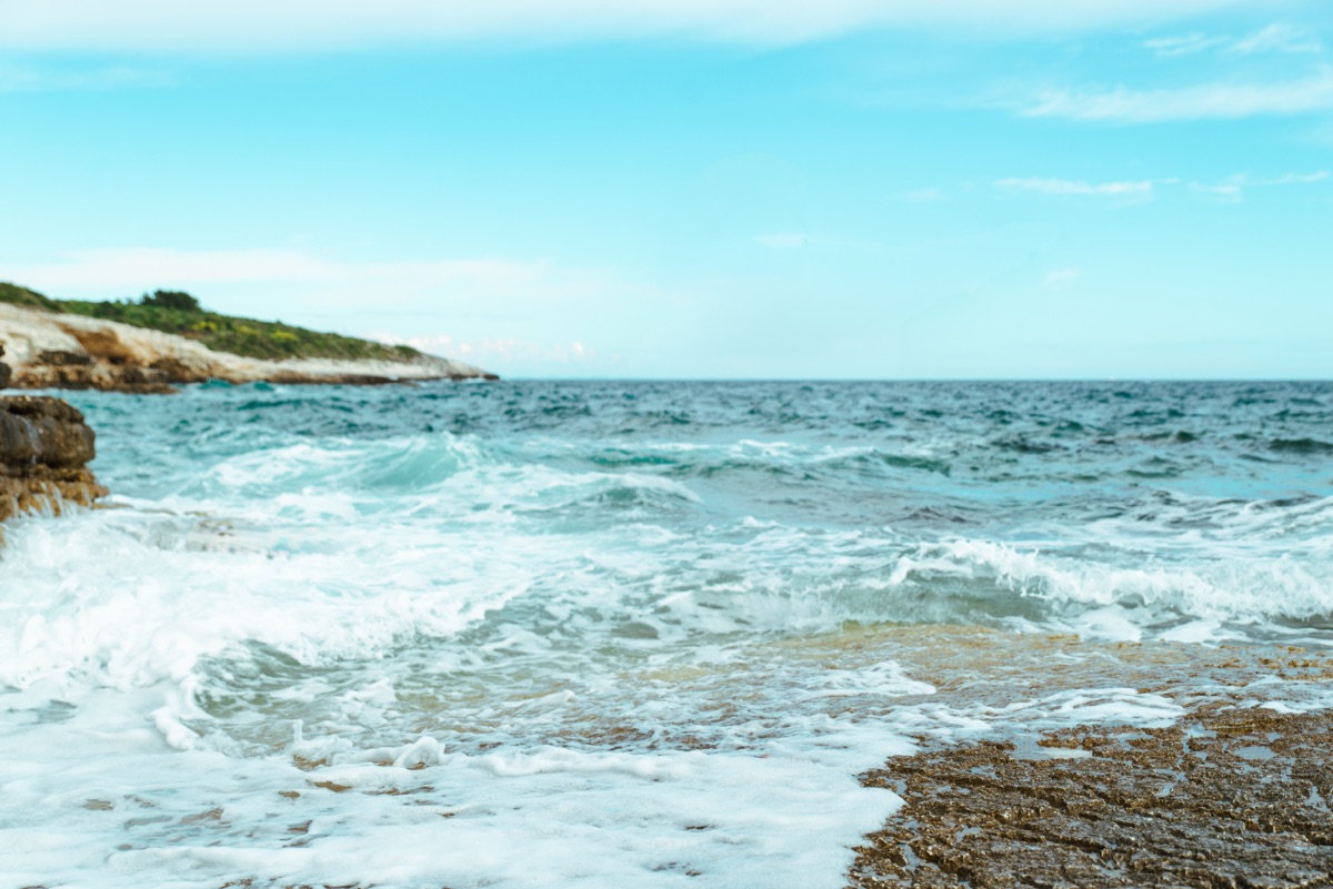 Photoshopの削除ツールで人と岩を消したあとの海辺の写真
