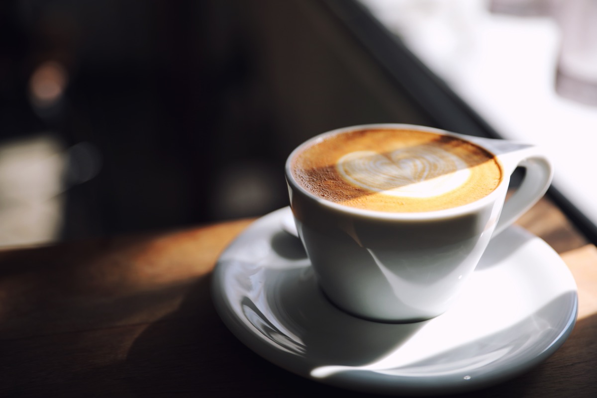 Photoshopのサイズ変更に使った元の写真。カフェのテーブルに置かれたラテアートのカップ