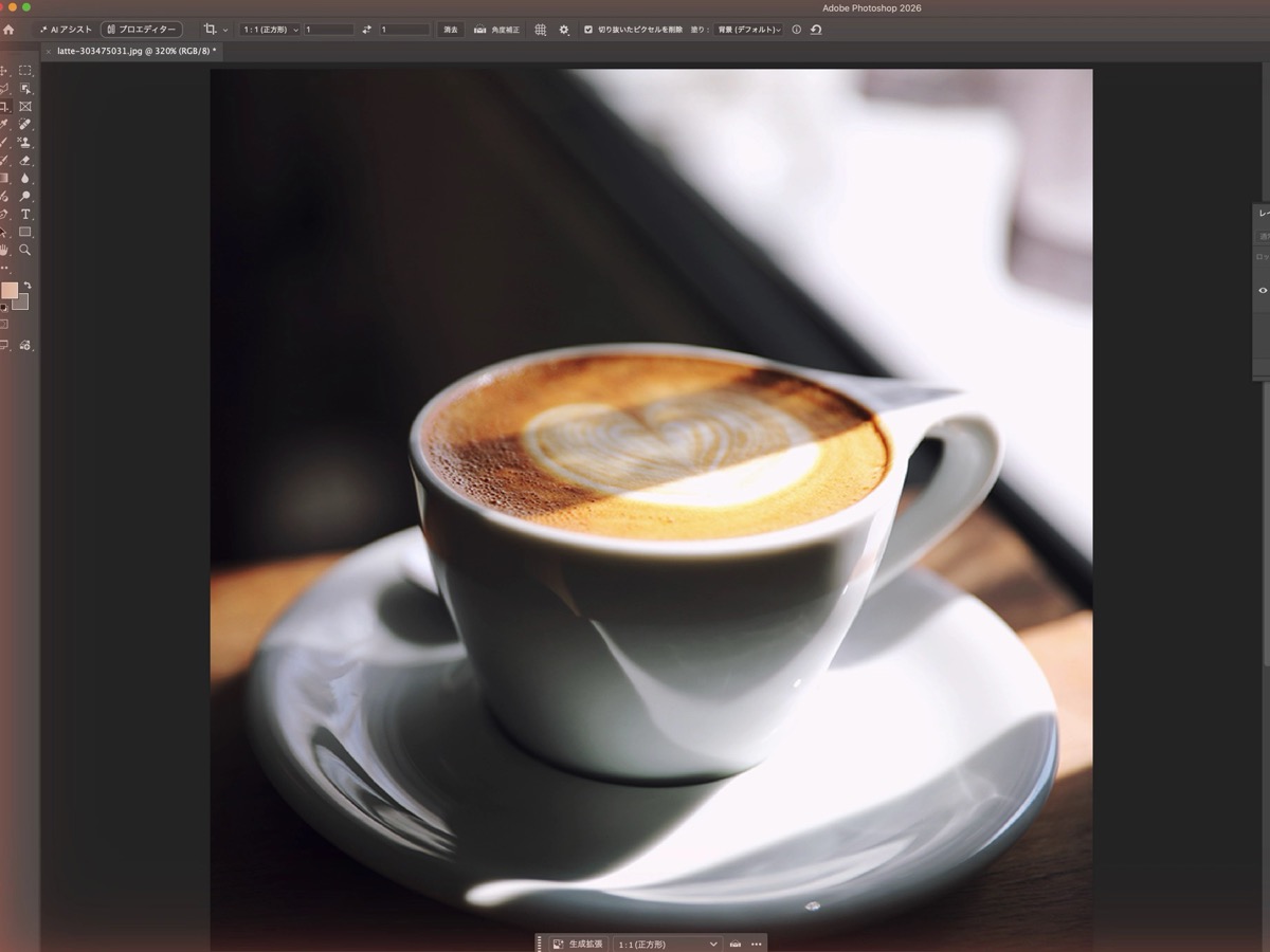Photoshopのサイズ変更と切り抜きを終えた正方形のラテの写真