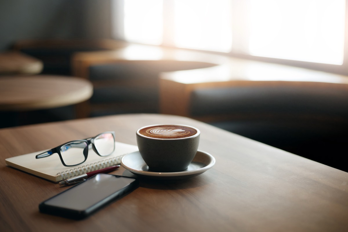 女性の再就職を考えながら書き出すための、ノートとペンとコーヒー