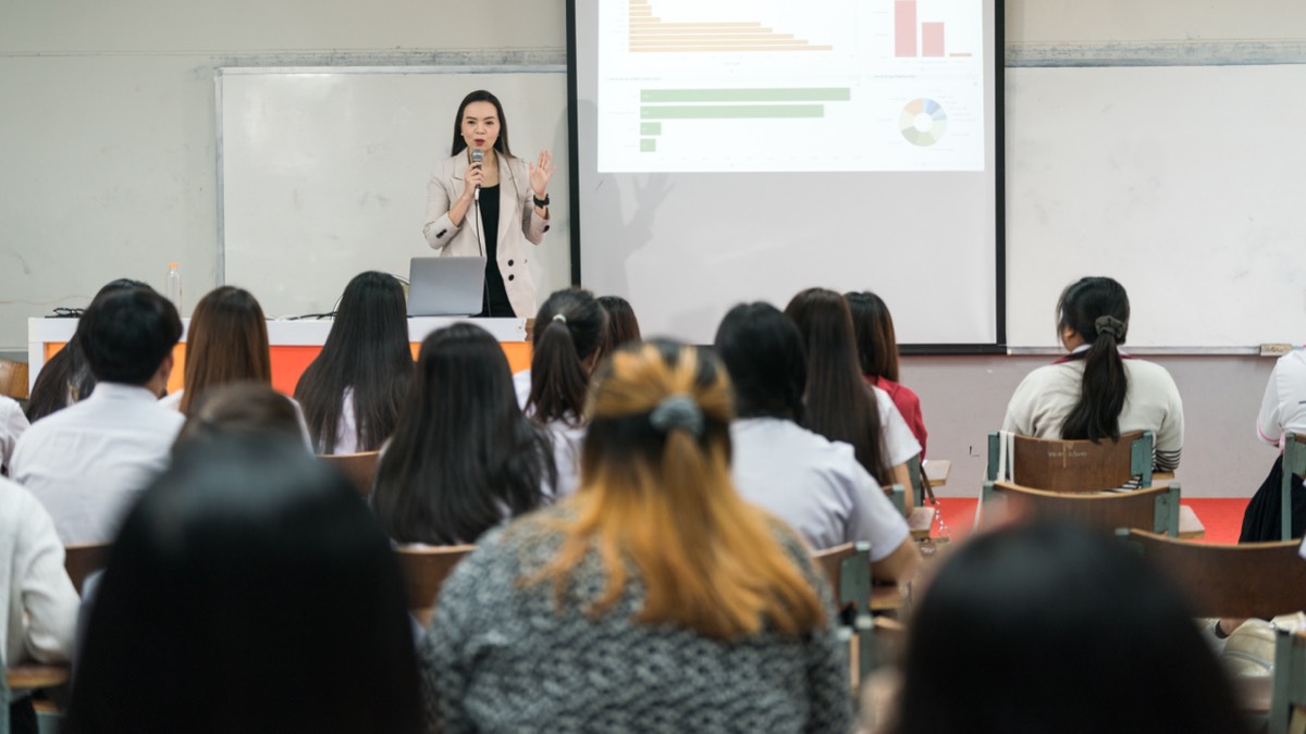 女性の再就職のきっかけになる、人とつながる学びの場のイメージ
