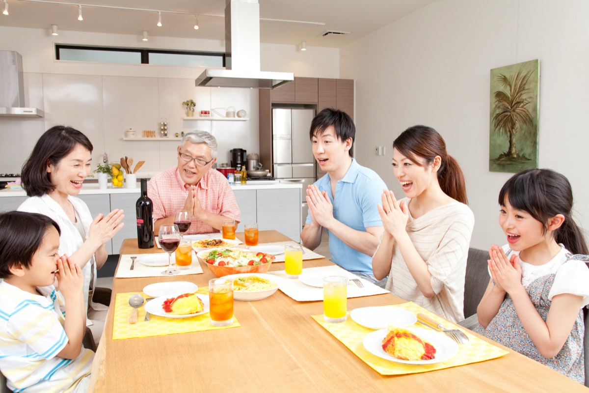 食卓を囲んで笑い合う日本の家族