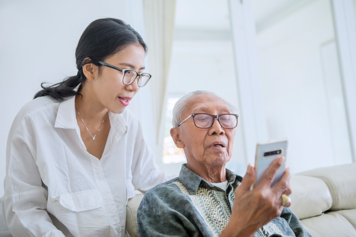 父親にスマホの使い方を教える娘