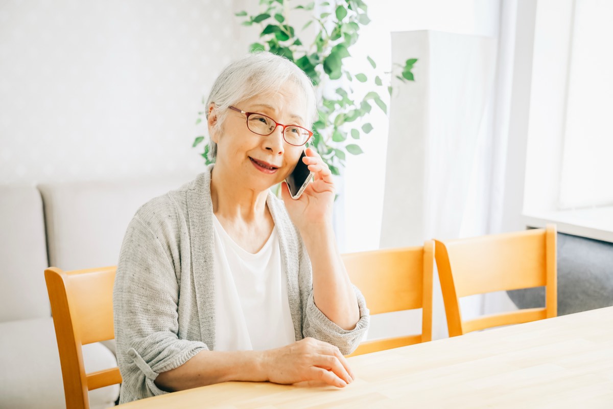 スマホで電話するシニア女性