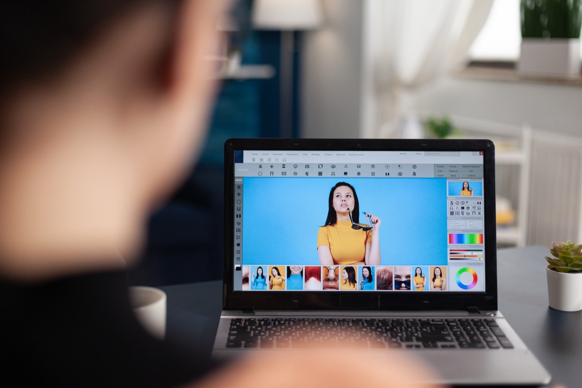 パソコンでAdobe Stockのコントリビューター登録の画面を操作する様子