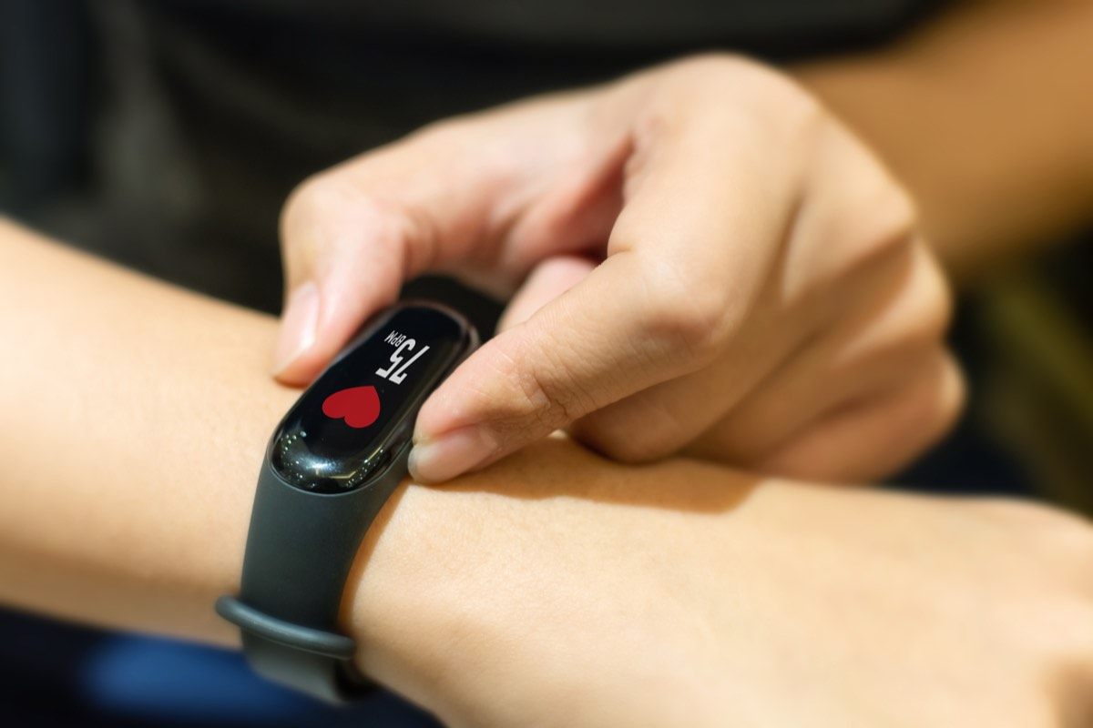 スマートウォッチで心拍数を確かめる手元