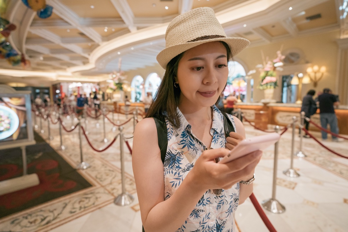 ホテルのロビーでスマホを操作する女性