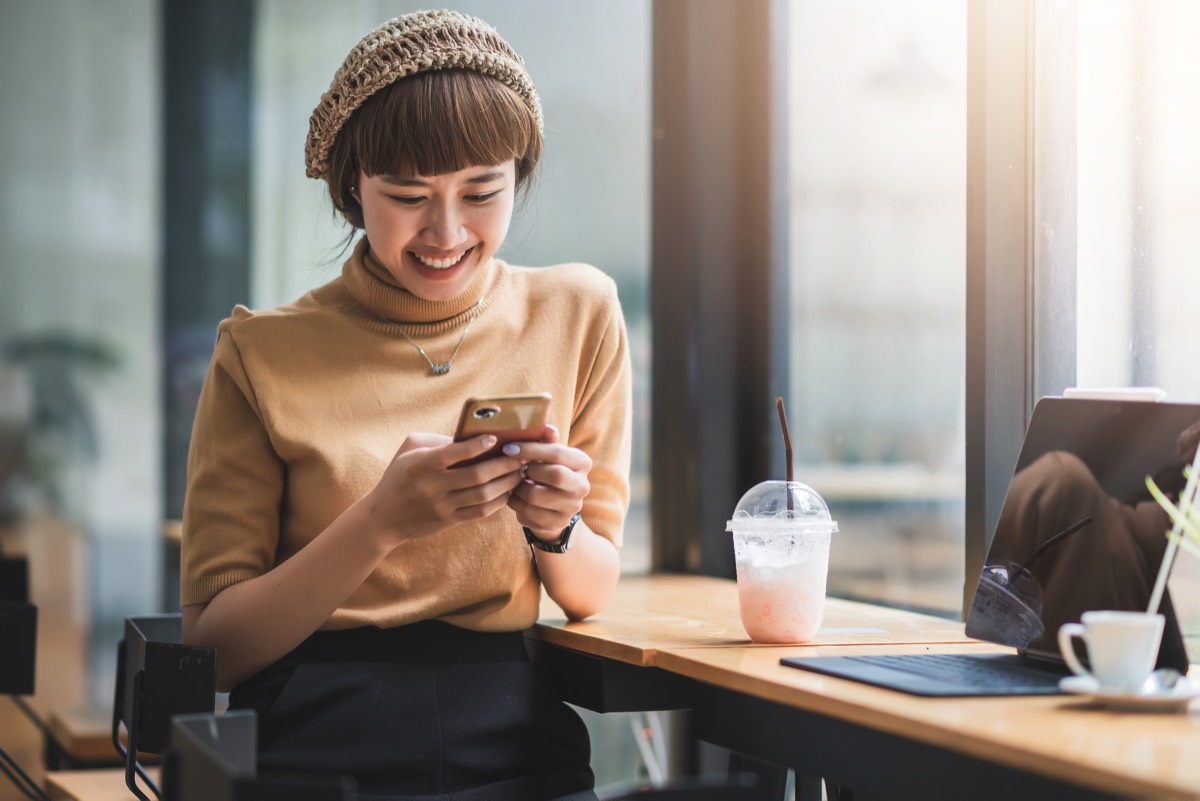 カフェでスマホを使う女性