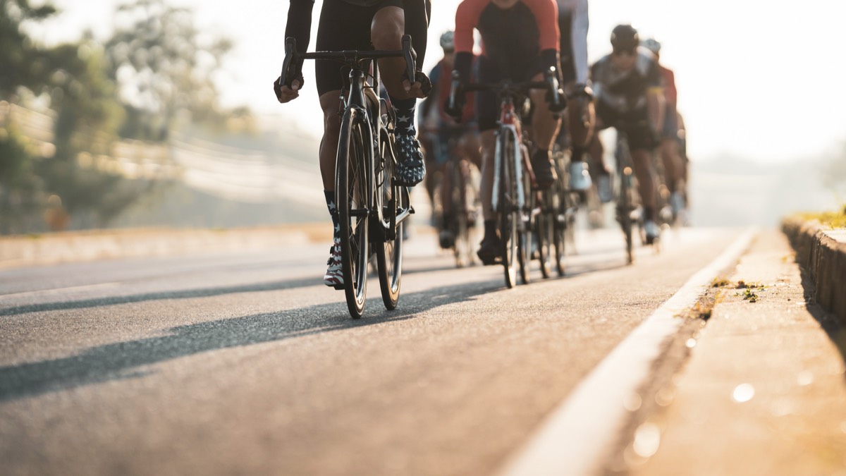 朝に仲間とロードバイクで走る様子。好きなことのために動き回る習慣