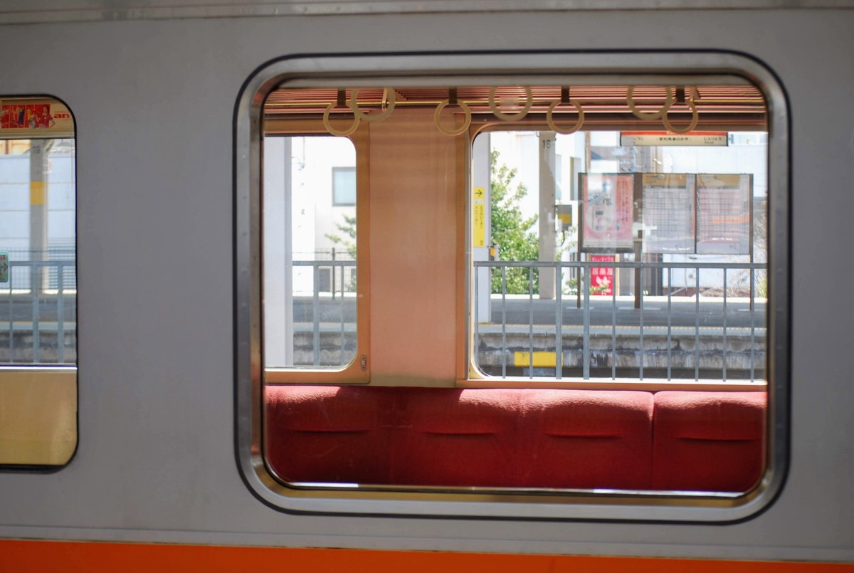 電車の窓から見える景色。いつもと違う環境に身を置く休み方